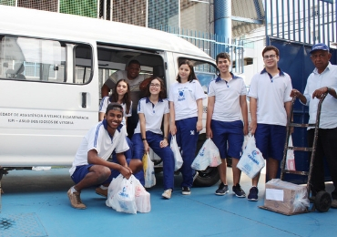 Estudantes doam 14 mil litros de leite a instituições sociais
