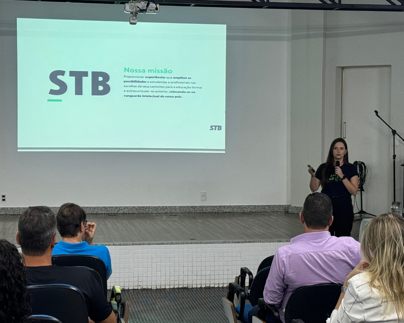 Palestra “Carreiras do Futuro e Estudo no Exterior” aborda tendências profissionais e oportunidades internacionais