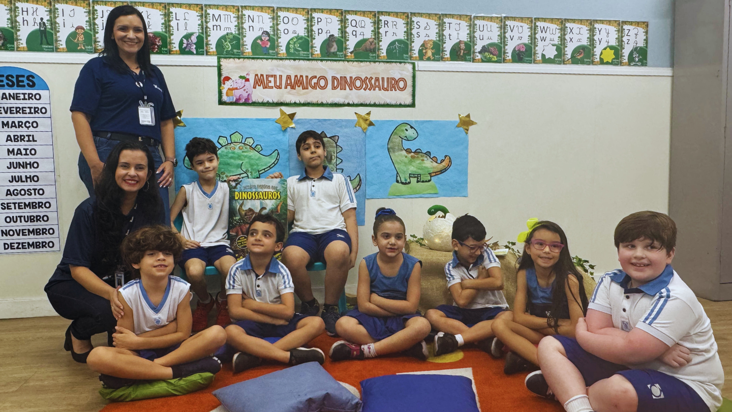 Compartilhando Conhecimento: Alunos do 4º Ano Apresentam Projeto sobre Dinossauros