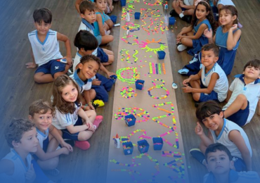 Arte e cooperação: Infantil V cria painel de colagem coletiva